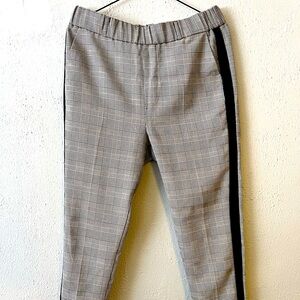 It’s a black and white pants of size M. Still new and very beautiful.